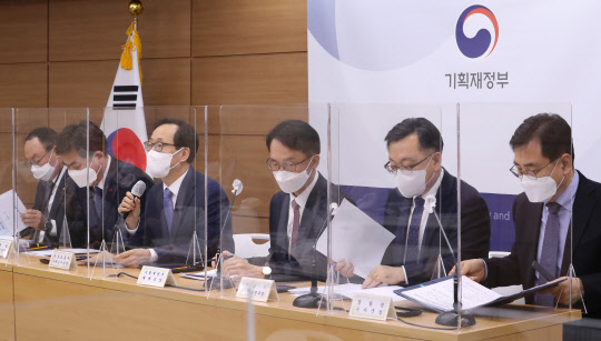 기획재정부, 국토교통부, 금융위원회, 국세청, 경찰청, 금감원, 서울시 등 각 기관 관계자들이 18일 오후 세종시 정부세종청사에서 열린 부동산시장 관련 합동브리핑에서 부동산정책 추진상황 및 향후 계획 등을 설명하고 있다. 왼쪽부터 금융감독원 김동선 부원장보, 김태호 국세청 자산과세국장, 김홍진 국토교통부 주택토지실장, 임재현 기획재정부 세제실장, 김성보 서울시 주택건축본부장, 최승렬 경찰철 수사국장. 연합뉴스